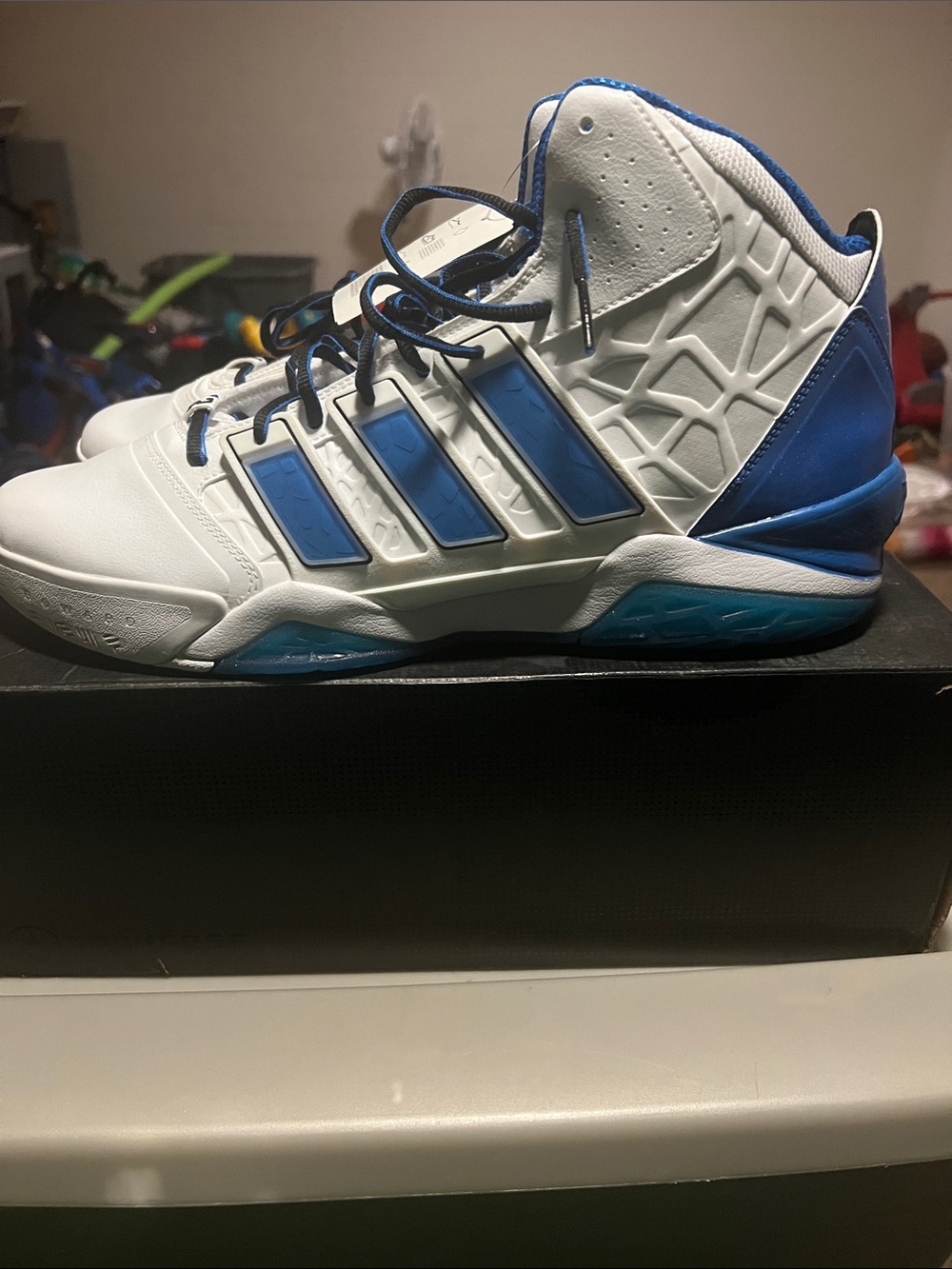 Mens basketball shoes from some of the top 50 - Picture 3 of 7